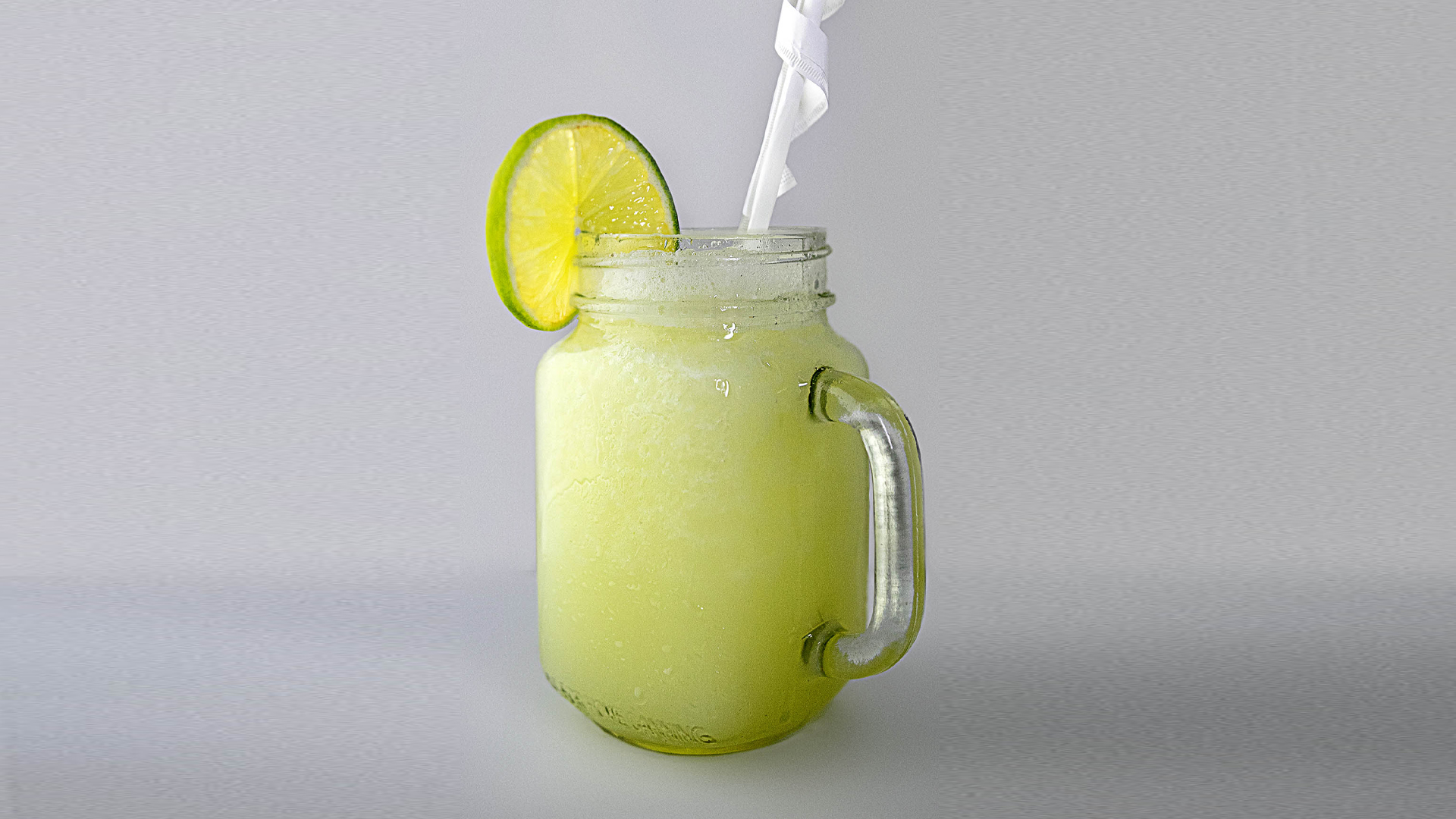 Order Limonada Natural (16 oz) food online from Pio Pio 6300 store, West New York on bringmethat.com