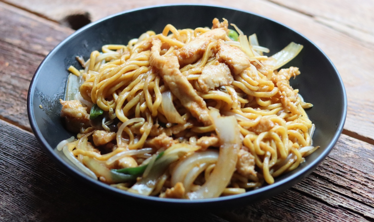 Order CHICKEN LO MEIN 鸡捞面 food online from Wok and Roll Restaurant(H St) store, Washington on bringmethat.com