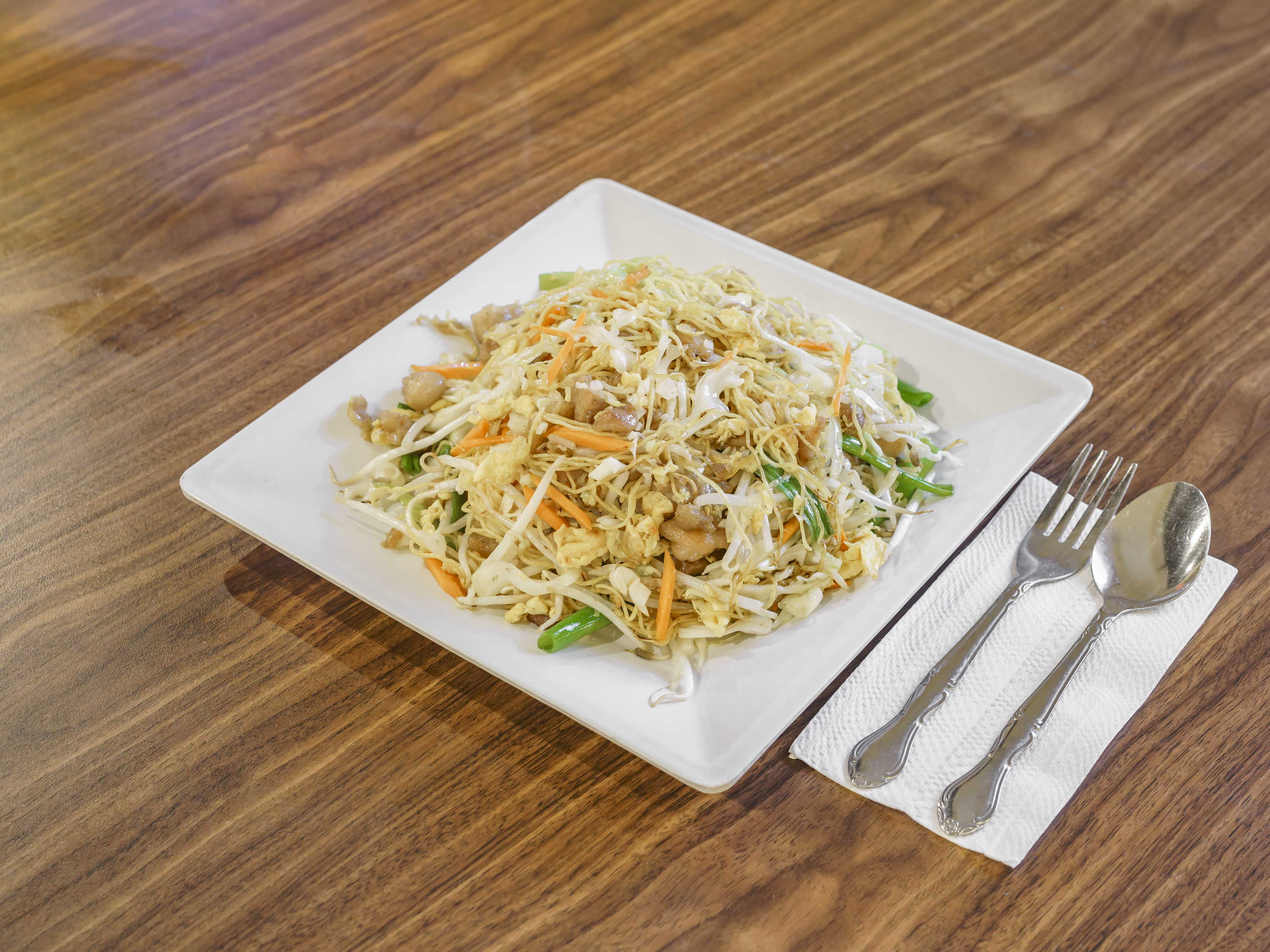 Order 22. Chicken Chow Mein food online from Hak Heang Restaurant store, Long Beach on bringmethat.com