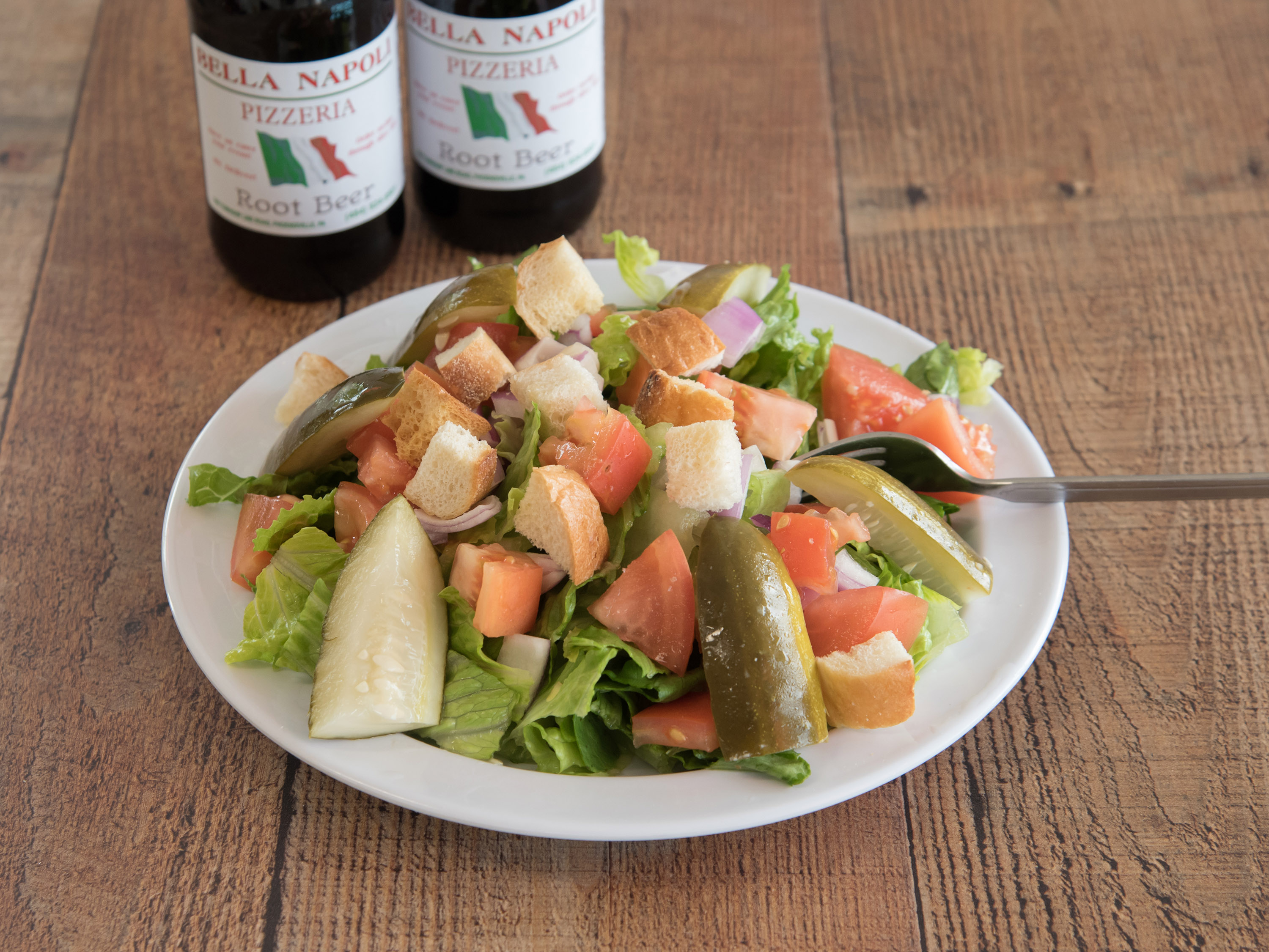 Order Tossed Salad food online from Bella Napoli Pizzeria store, Phoenixville on bringmethat.com
