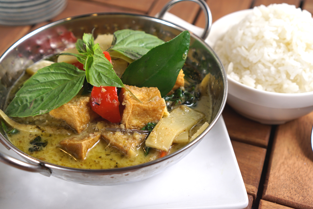 Order Green Curry food online from Modern Thai Restaurant store, Montebello on bringmethat.com