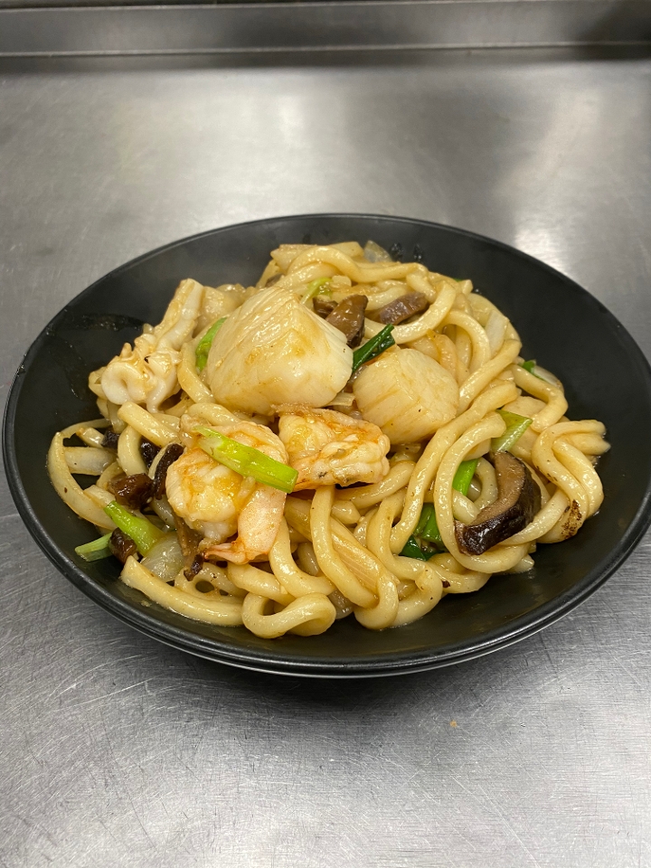 Order SEAFOOD UDON 海鲜炒乌冬 food online from Wok and Roll store, Washington on bringmethat.com