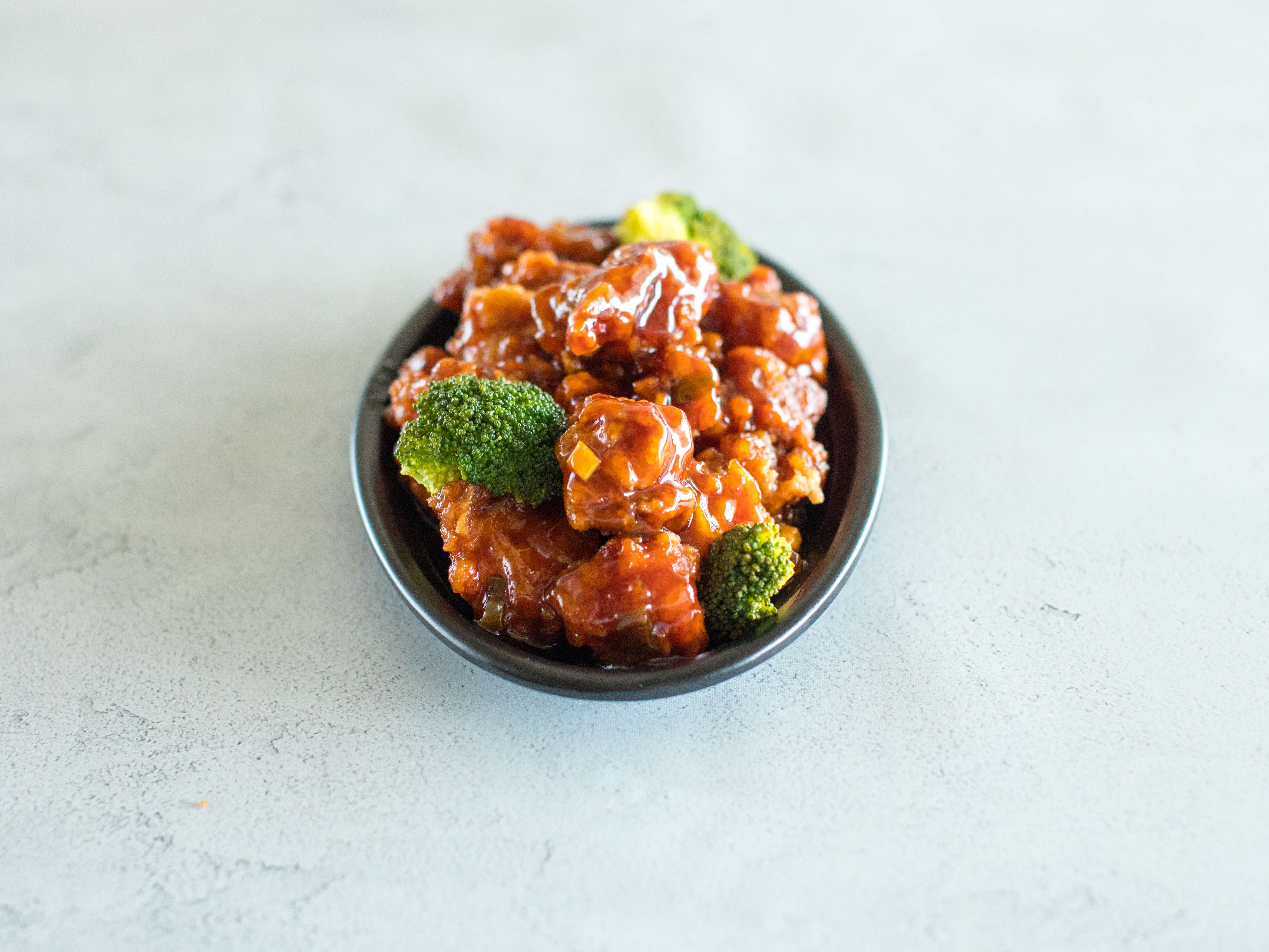 Order S4. General Tso's Chicken food online from Ming's Dynasty store, Richmond on bringmethat.com