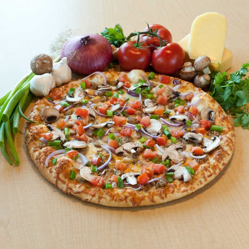 Order Garlicky Chicken Pizza - Individual food online from Straw Hat Pizza store, Clovis on bringmethat.com