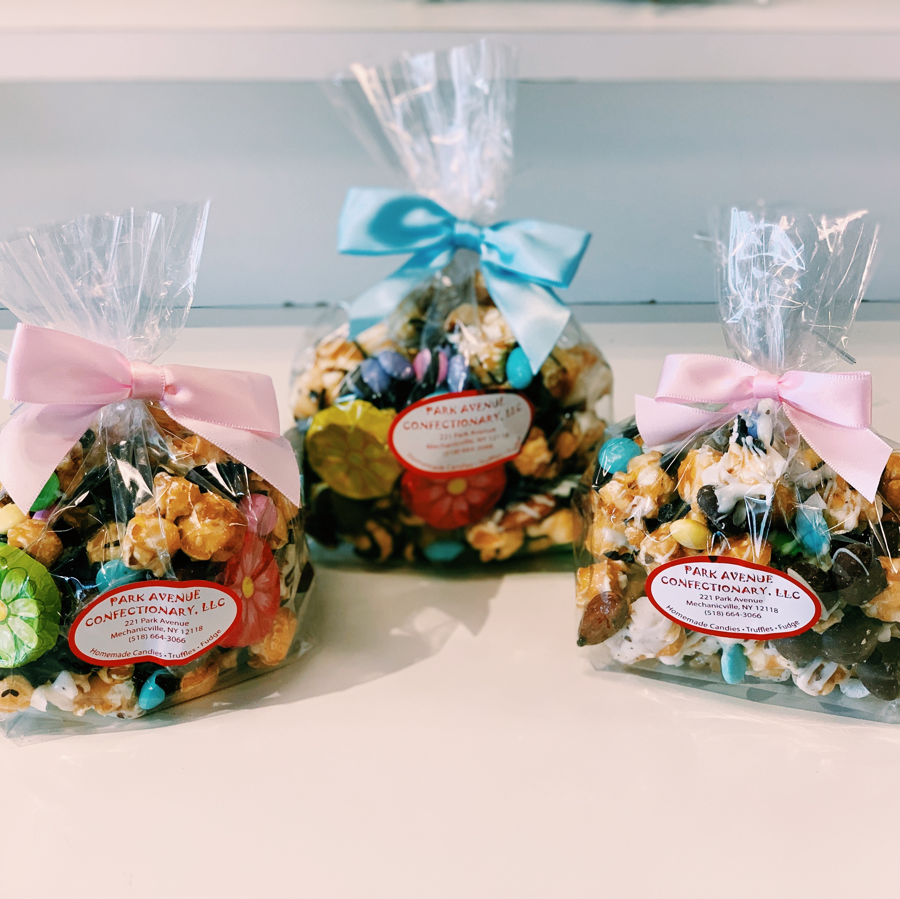Order Gourmet Caramel Chocolate Popcorn food online from Park Avenue Confectionary store, Mechanicville on bringmethat.com