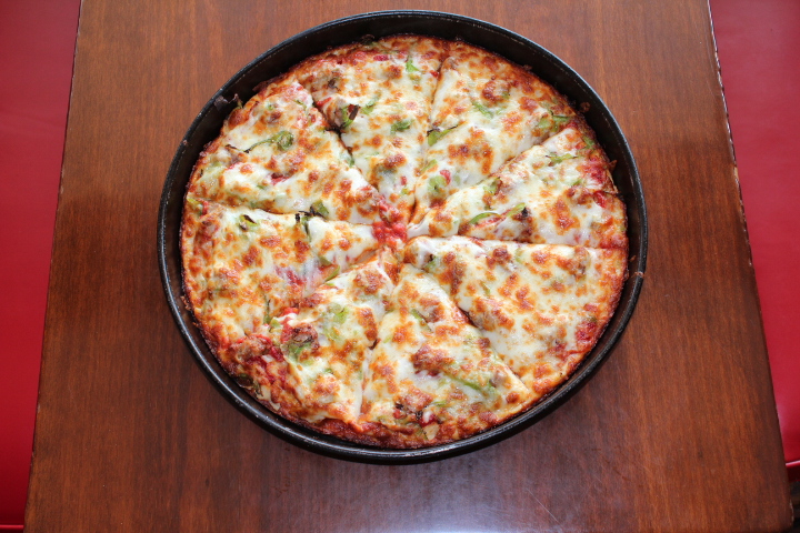 Order Vegetarian Delight Pizza food online from Quatro Deep Pan Pizza store, Carbondale on bringmethat.com