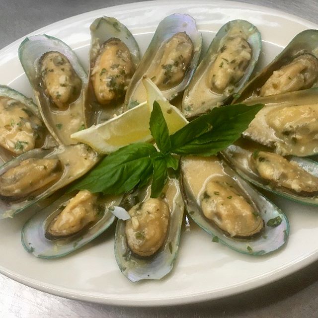 Order Mussels in Garlic White Wine Sauce food online from Calabria Pizza store, Oradell on bringmethat.com