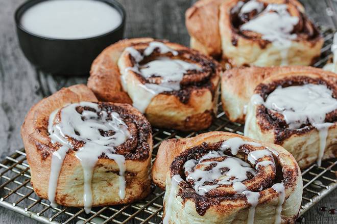 Order Party Pack Cinnamon Rolls (Take & Bake) food online from Logan Roadhouse store, McDonough on bringmethat.com
