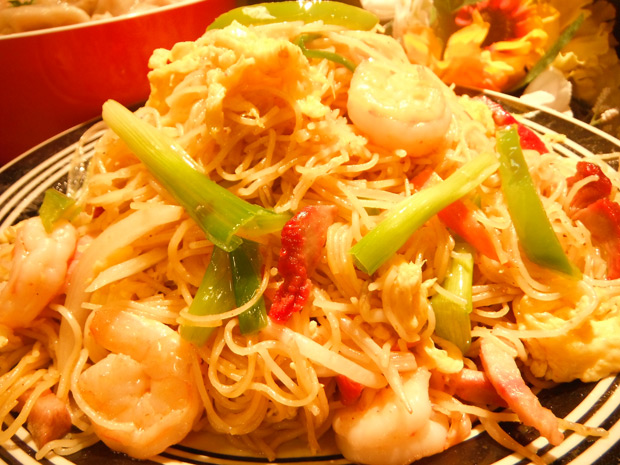 Order H7. Singapore Chow Mei Fun food online from Hot Wok Chinese Restaurant store, Chandler on bringmethat.com