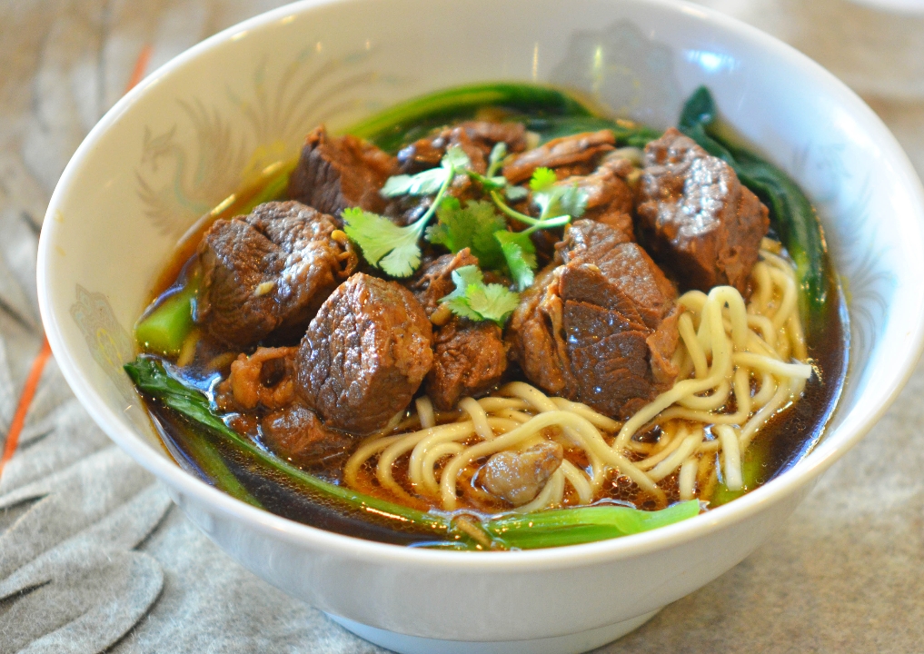 Order 紅燒牛腩麵 Braised Beef Stew Noodle Soup food online from Phoenix Wings store, City of Industry on bringmethat.com