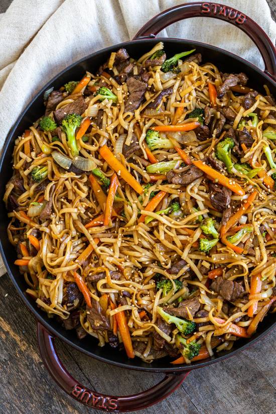 Order Beef Lo Mein Noodles food online from Lieder Pico store, Los Angeles on bringmethat.com