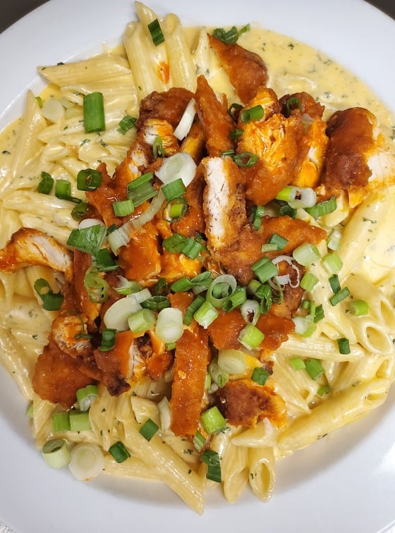 Order Buffalo Chicken Mac & Cheese food online from Ollie Pizza store, Litchfield on bringmethat.com