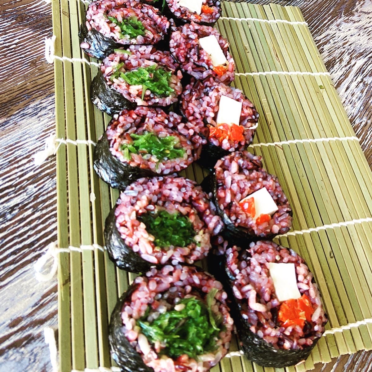 Order Seaweed   vegan sushi roll(8pc~10pc)  food online from Gokoku Vegetarian Ramen Shop store, North Hollywood on bringmethat.com