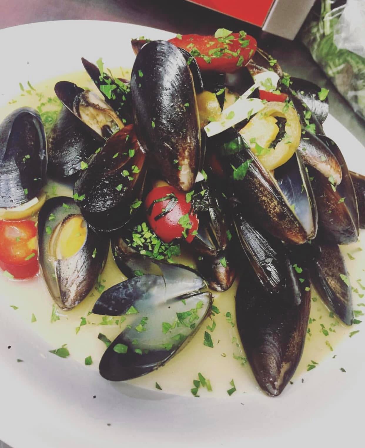 Order Mussels Positano - Entree food online from Gino's Pizzeria store, Staten Island on bringmethat.com