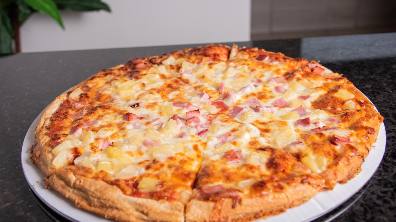 Order Hawaiian Pizza food online from Yovanis Pizzeria store, Cumberland on bringmethat.com