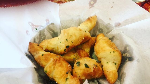 Order Garlic Knots food online from Si-Pie Pizzeria store, Chicago on bringmethat.com
