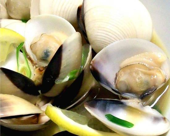 Order Steamed Clams with Sake food online from Moxie Izakaya Restaurant store, Los Angeles on bringmethat.com