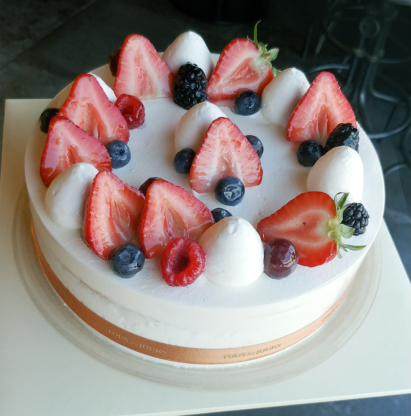 Order 8" Large Fresh Cream Cloud Cake 프레쉬크림케잌 food online from Tous Les Jours store, Carrollton on bringmethat.com