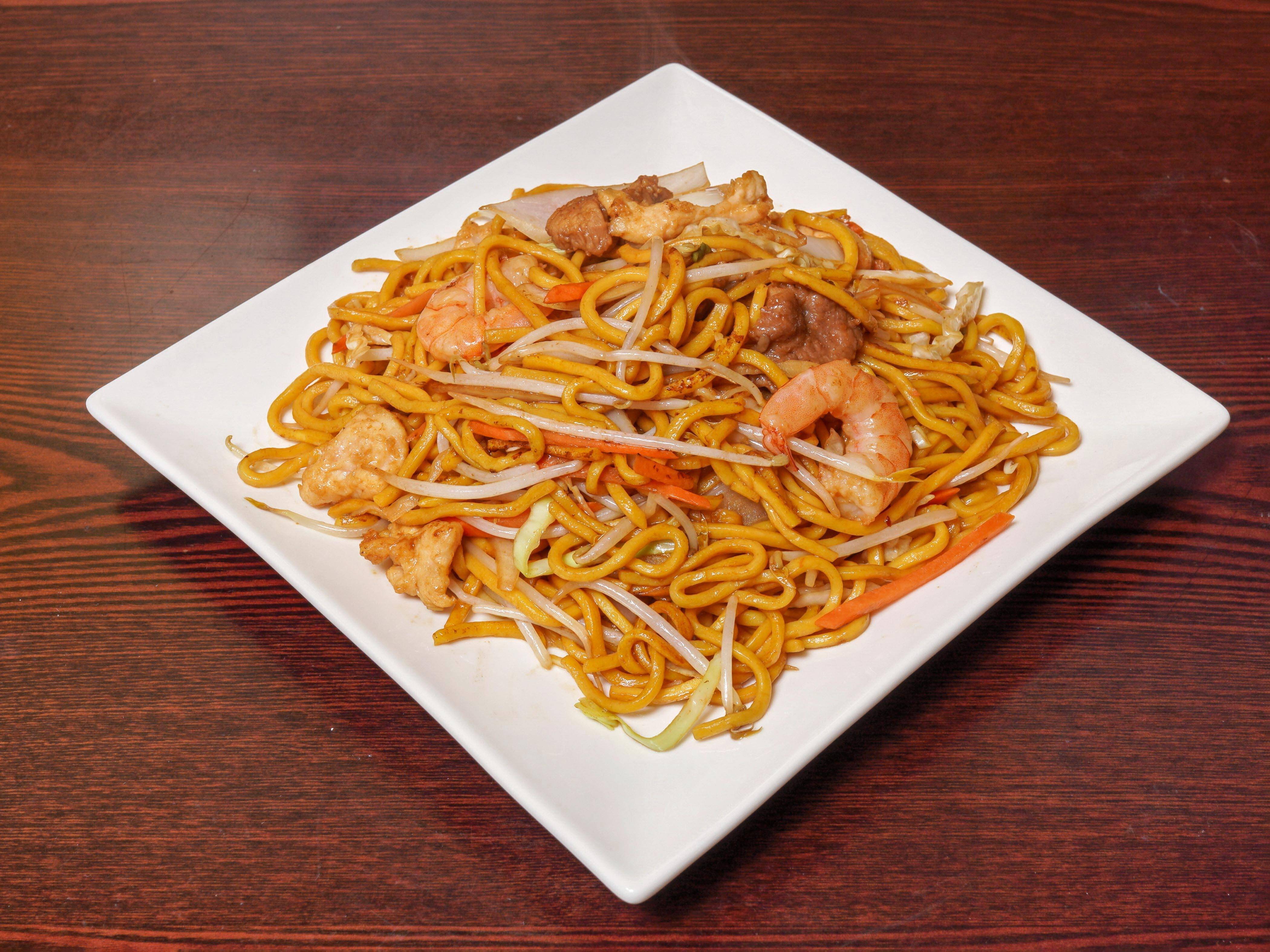 Order 93. Combo Lo Mein food online from Lee's Garden store, Chicago on bringmethat.com