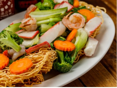 Order H8. Seafood Stir-Fried Noodles food online from Pho Hoang store, Houston on bringmethat.com
