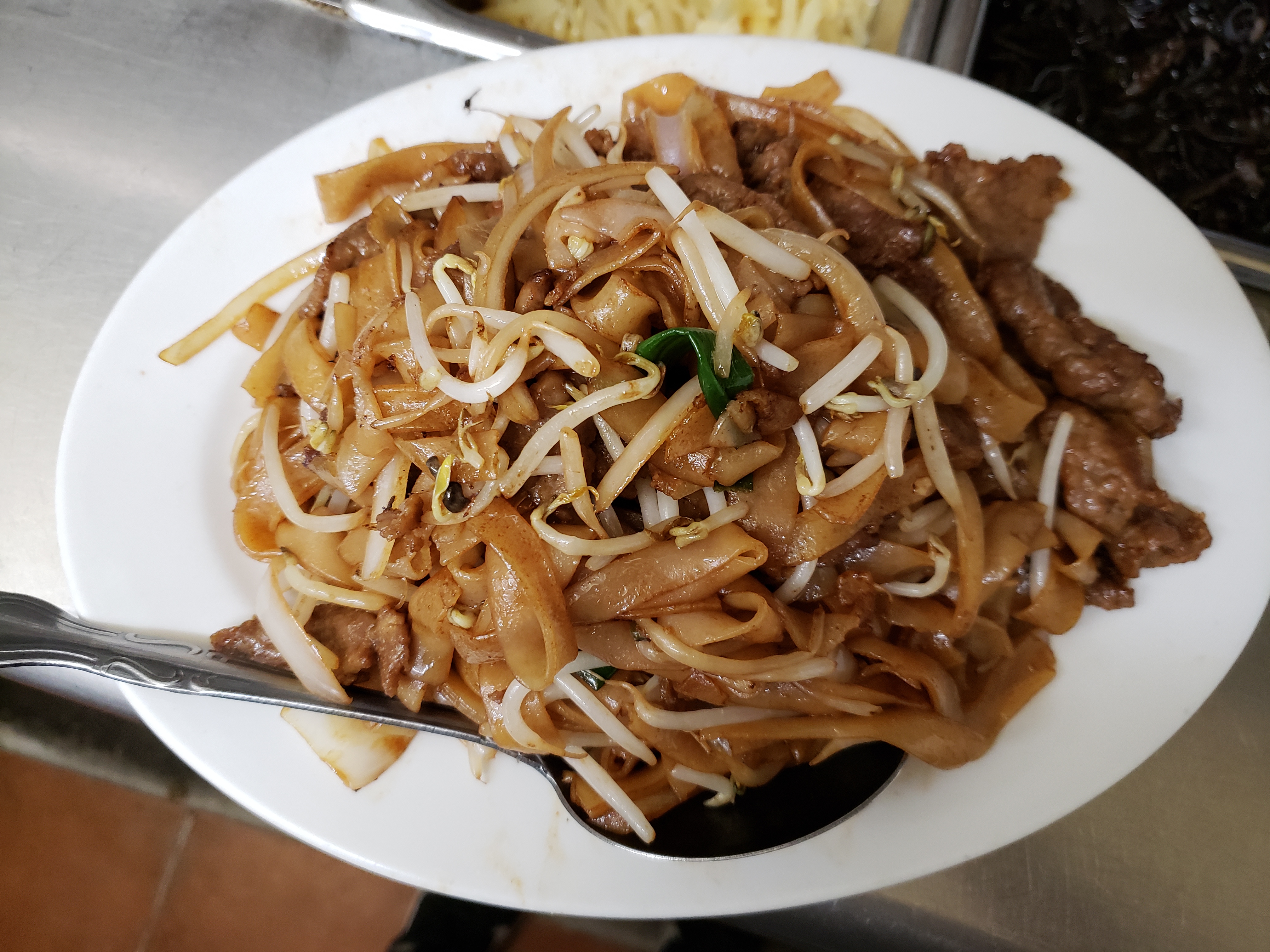 Order 167. Beef Chow Ho Fun food online from Dragon King Restaurant store, Canoga Park on bringmethat.com