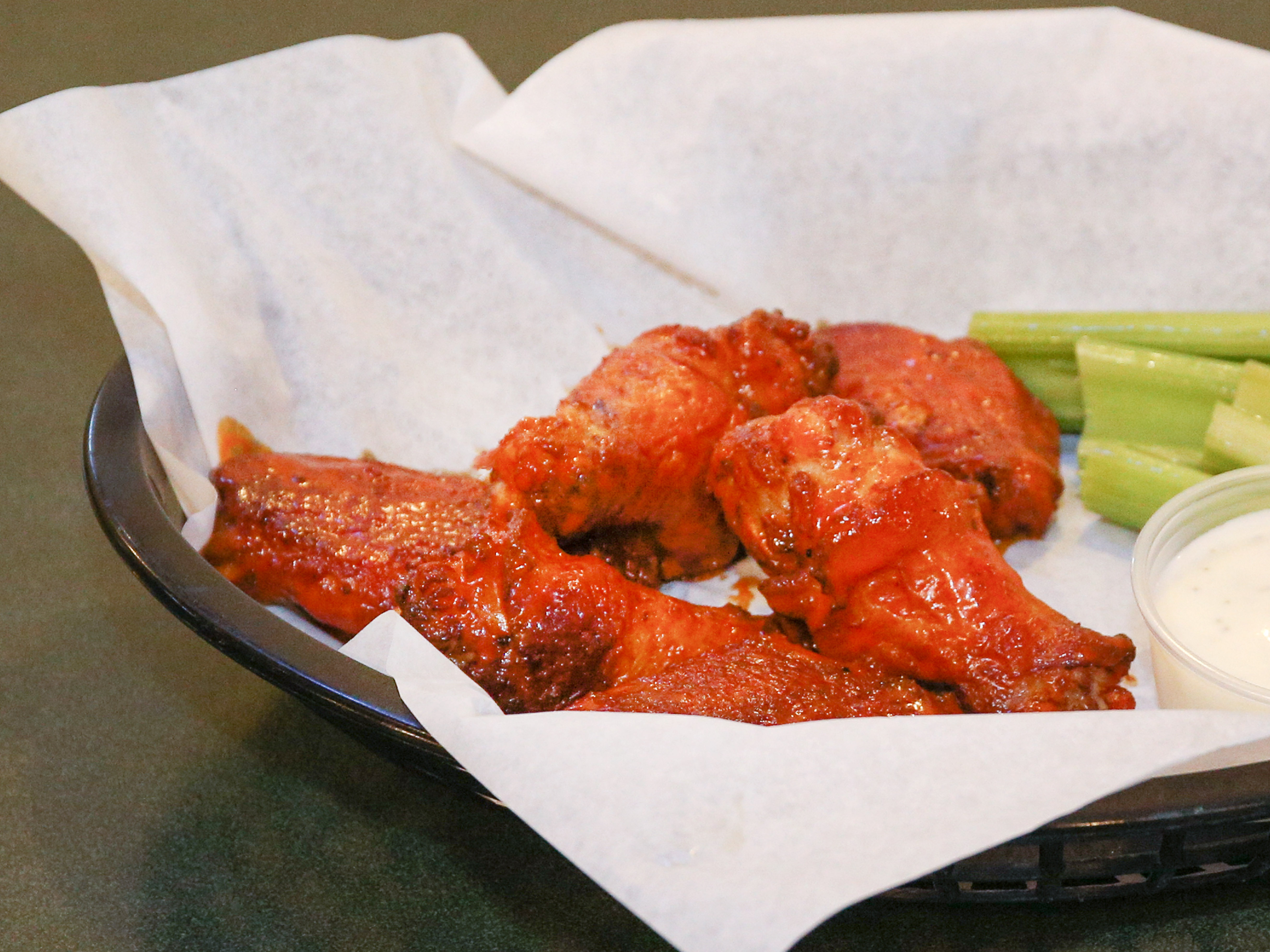 Order 6 Classic Wings food online from Round Table Pizza store, Menlo Park on bringmethat.com