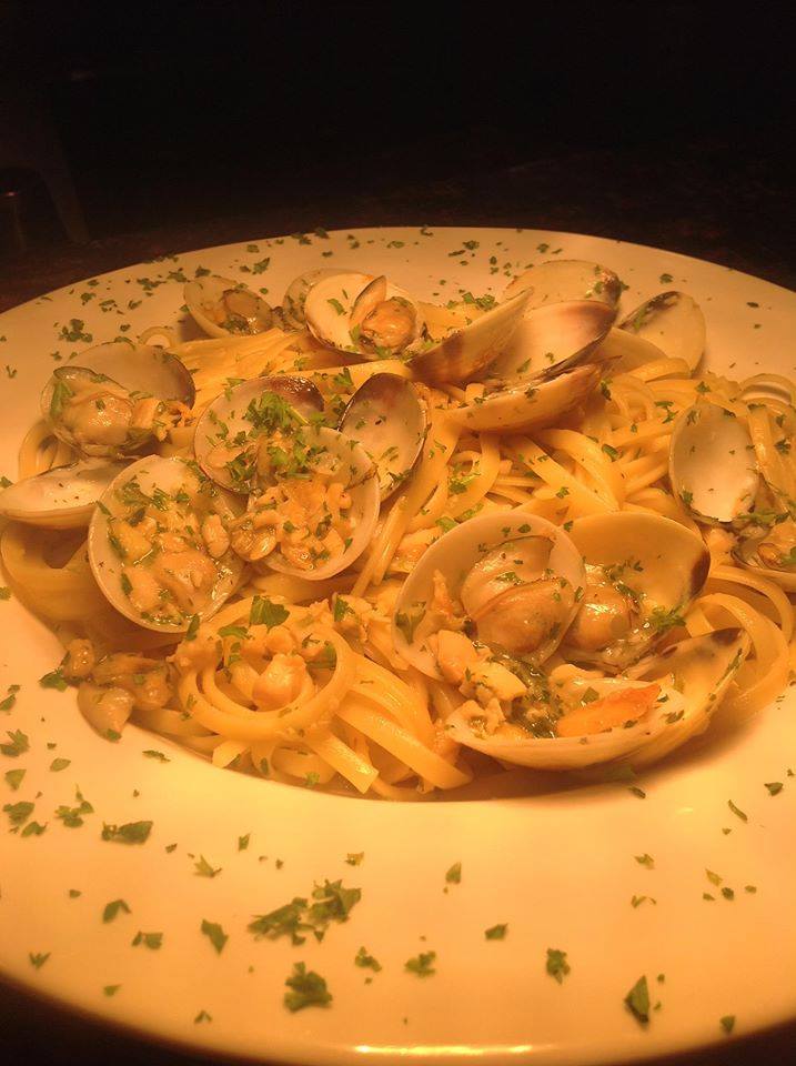 Order Linguine with Clams Dinner food online from La Gondola  store, Chicago on bringmethat.com