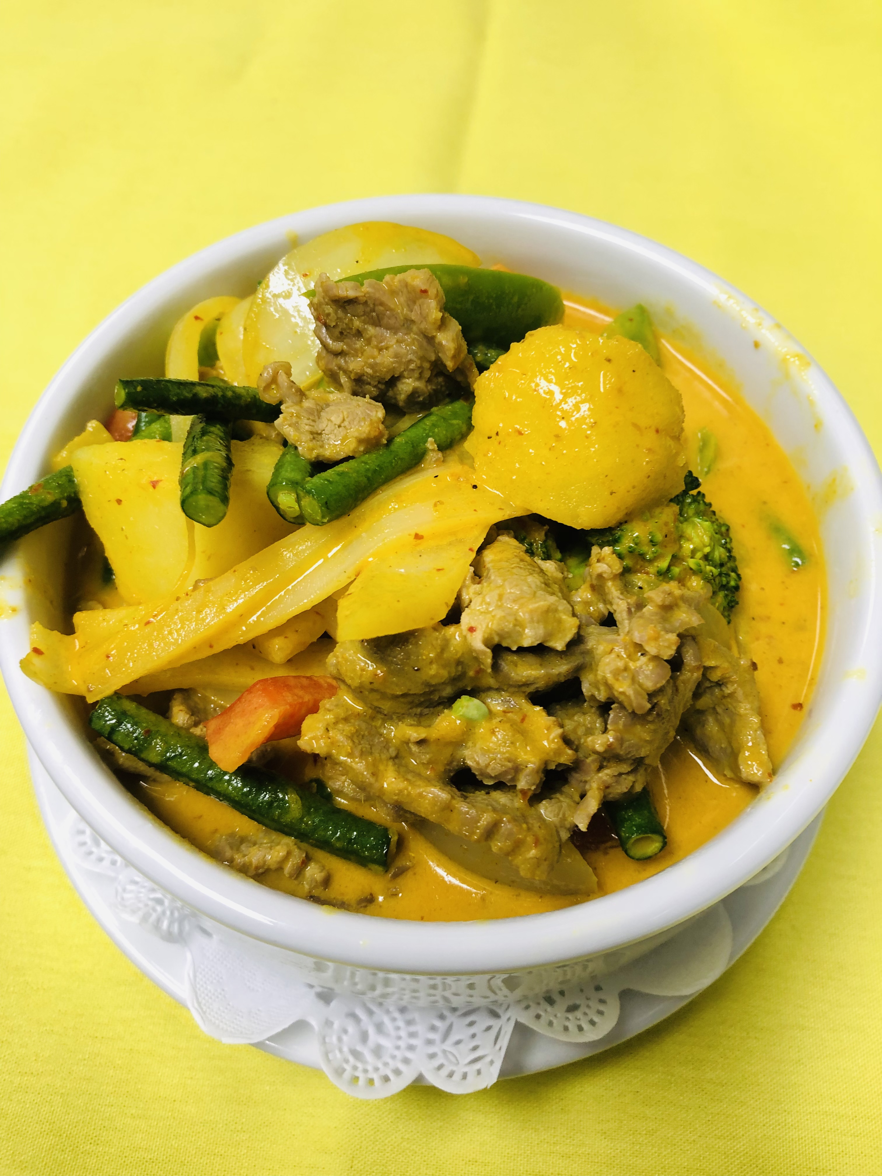 Order 48. Gang Karee (YELLOW CURRY) food online from Diamond Thai store, Somerset on bringmethat.com