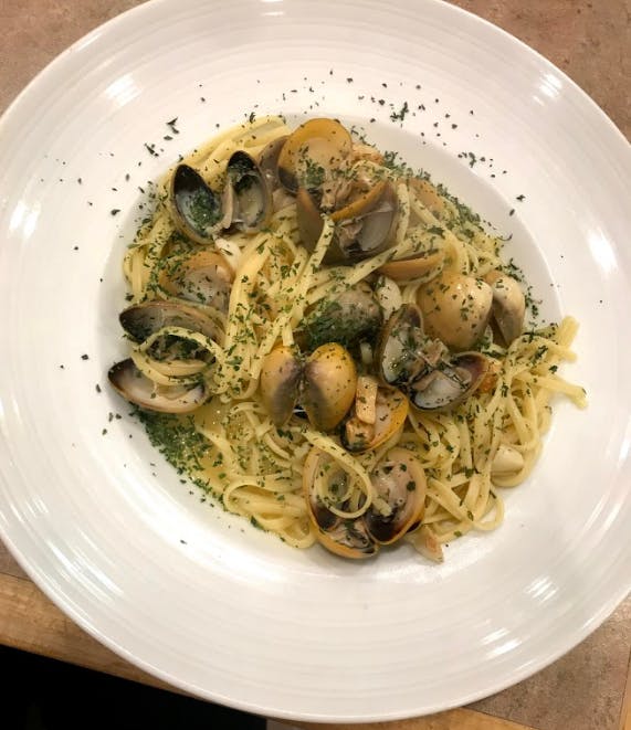 Order Clams Sauce - Entree food online from Rocco Pizzeria & Italian store, Hellertown on bringmethat.com