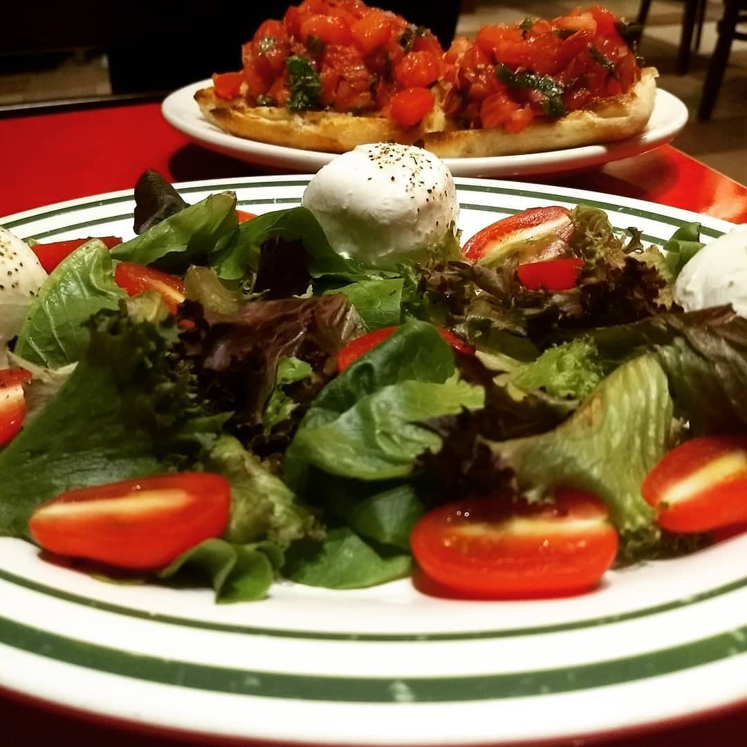 Order Mozzarella Caprese Salad - Large food online from Lombardo's Pizza & Pasta store, Levittown on bringmethat.com