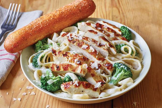 Order Classic Broccoli Chicken Alfredo food online from Applebee's store, Cottage Grove on bringmethat.com