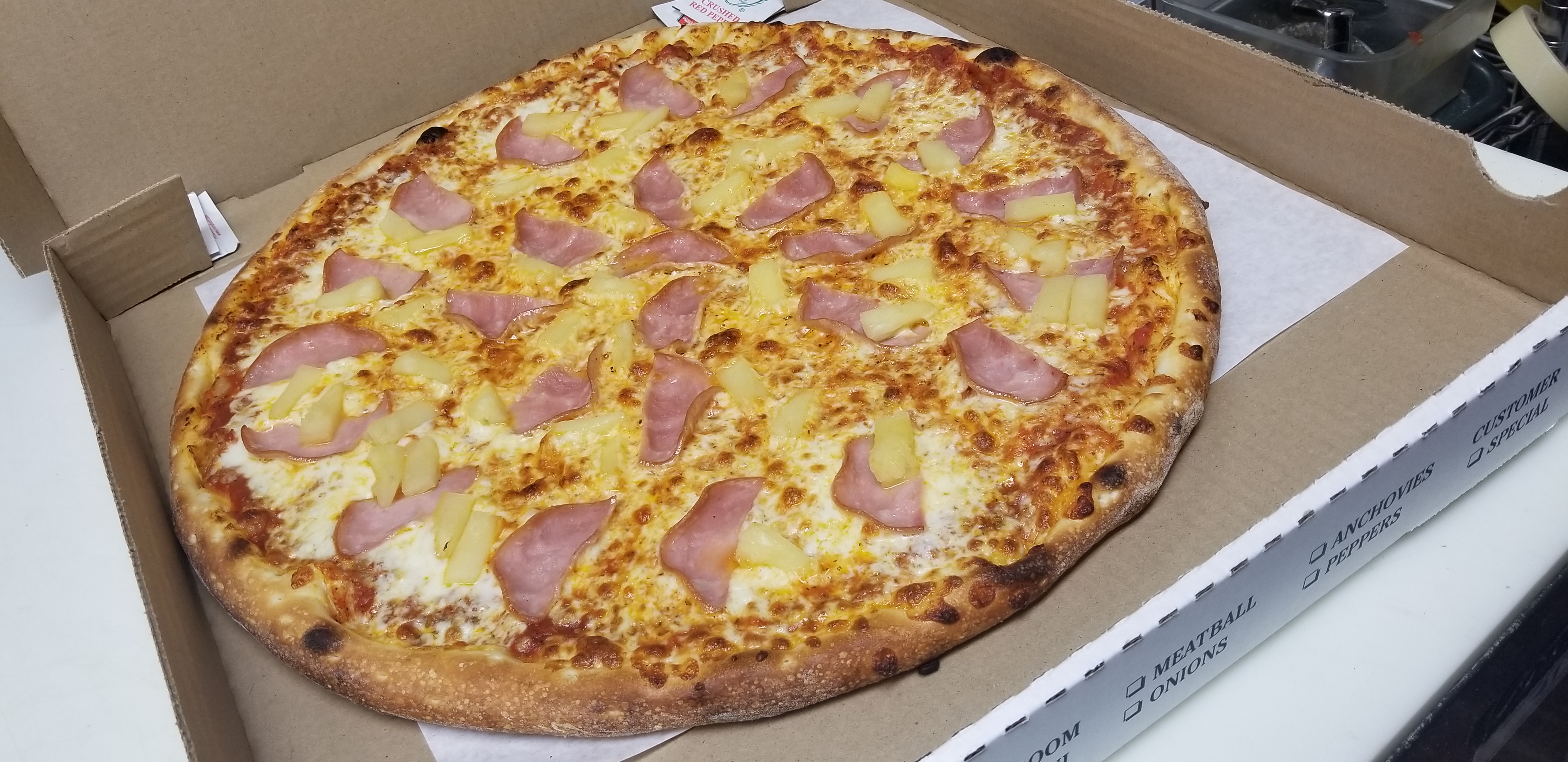 Order 10” Hawaiian Pizza food online from Ove Pizzeria store, Studio City on bringmethat.com