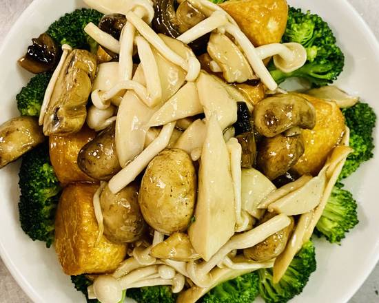 Order Sauteed Assorted Mushroom w/ Vegetable 時菜炒鮮菌 food online from B&W Kitchen store, San Francisco on bringmethat.com