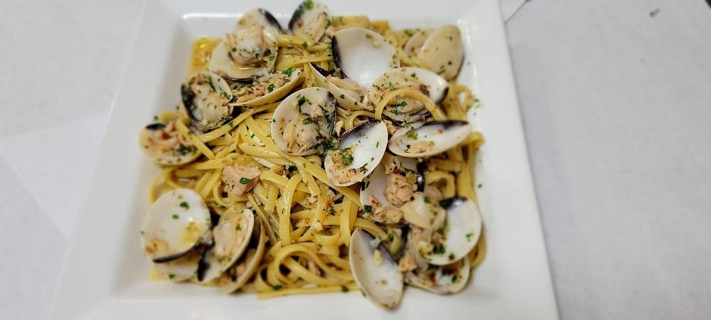 Order Linguine alle Vongole food online from Pasta Al Gusto store, Chicago on bringmethat.com