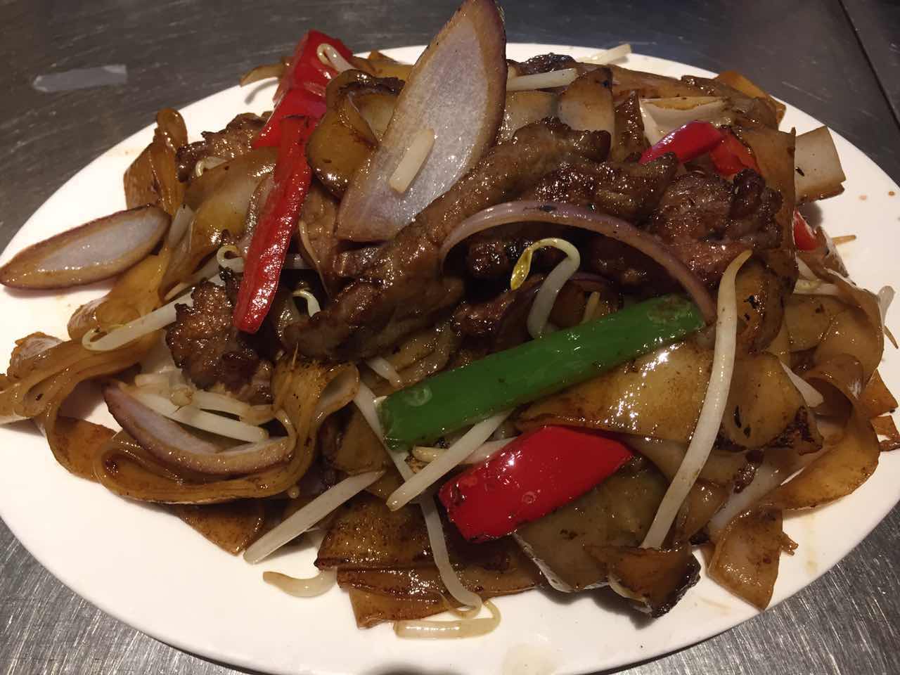 Order U6. Fried Broad Noodle with Pepper Beef food online from Wk Restaurant store, New York on bringmethat.com