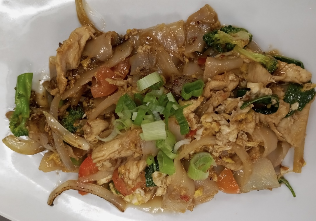 Order L-9. Pad Kee Mao Lunch Special food online from Ploy Thai Cuisine store, The Woodlands on bringmethat.com