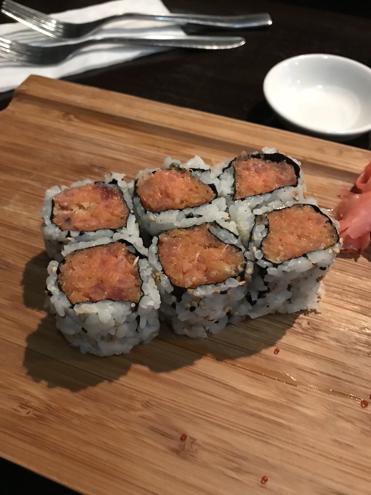 Order Spicy Tuna Roll food online from Sushi para japanese restaurant store, New York on bringmethat.com