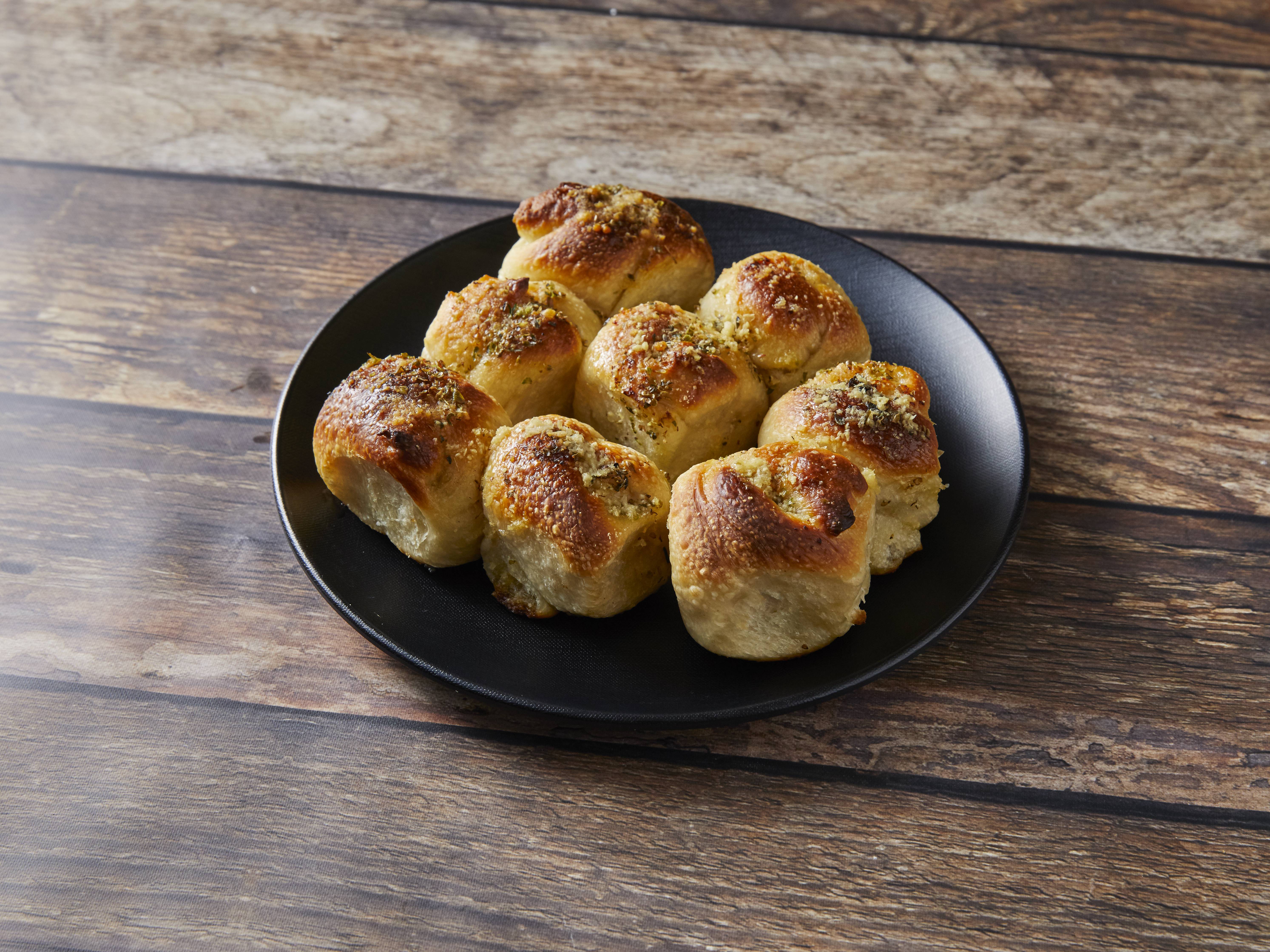 Order 6 Garlic Knots food online from Mama Lino's Pizzeria store, Plainview on bringmethat.com