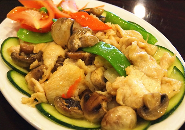 Order Chicken with Mushrooms food online from Red Lantern Chinese Cuisine store, Glendora on bringmethat.com