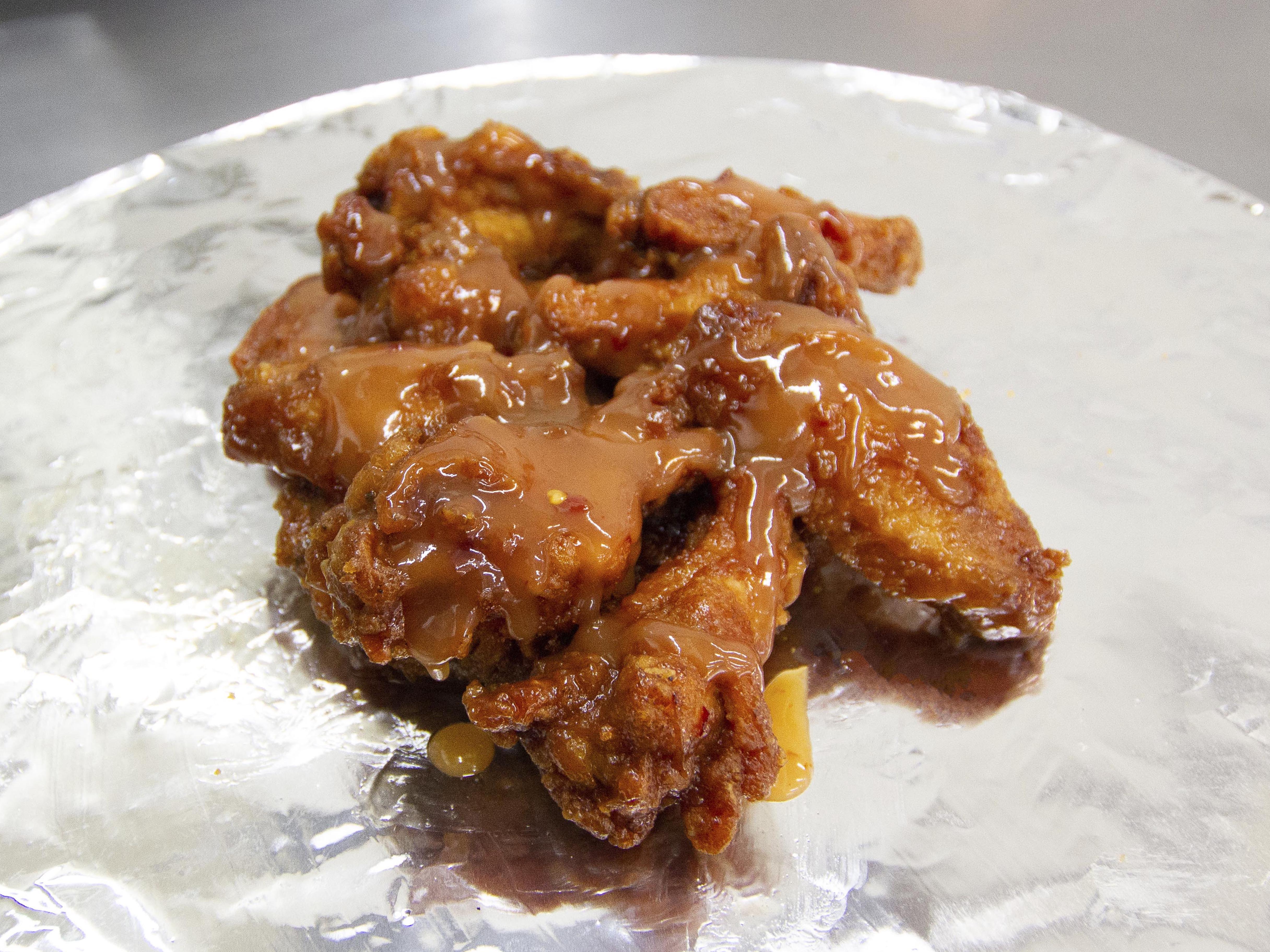 Order Famous Wings food online from Eagle Pizzeria store, Rochester on bringmethat.com