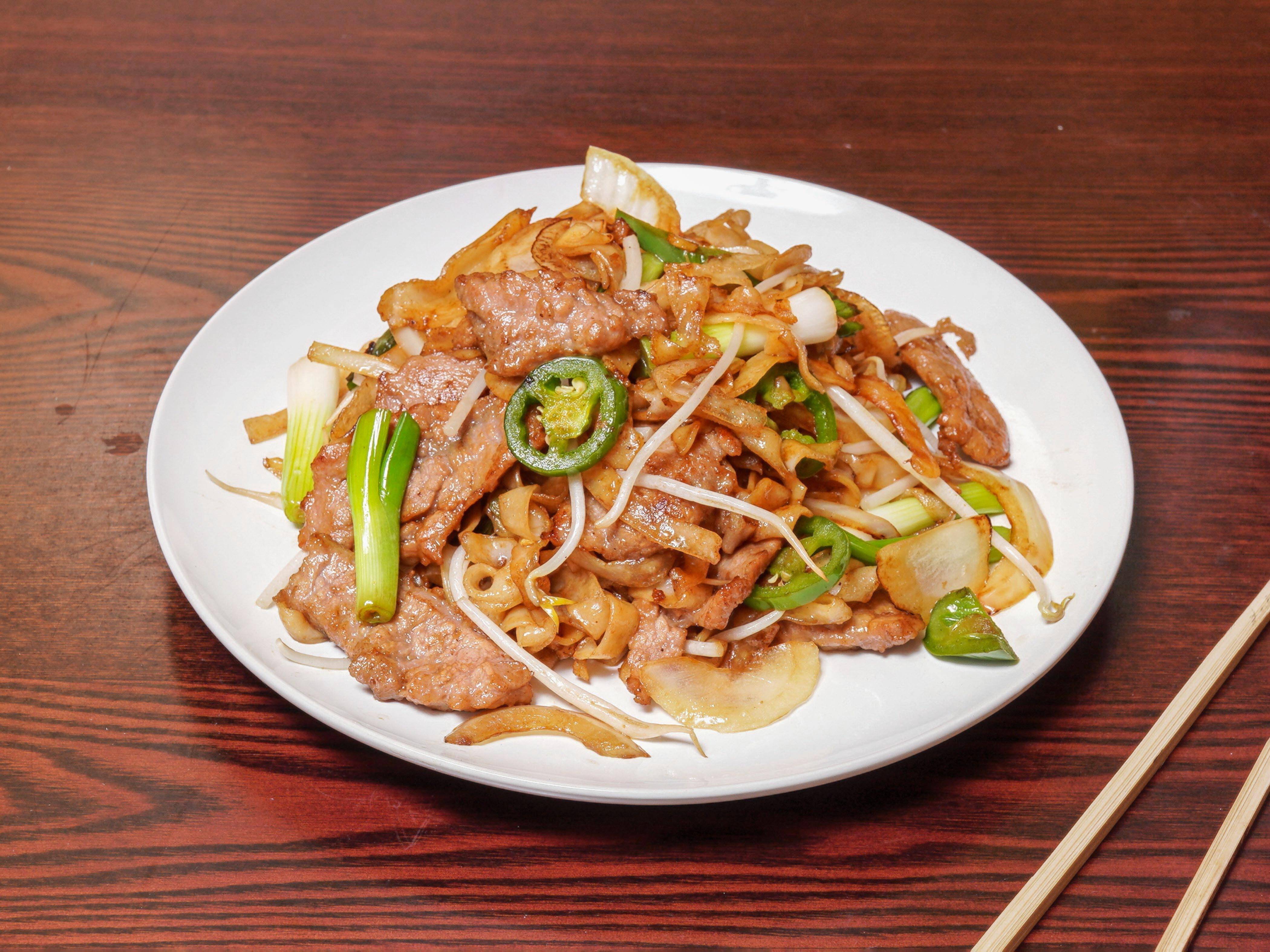 Order 94. Beef Chow Fun food online from Lee's Garden store, Chicago on bringmethat.com
