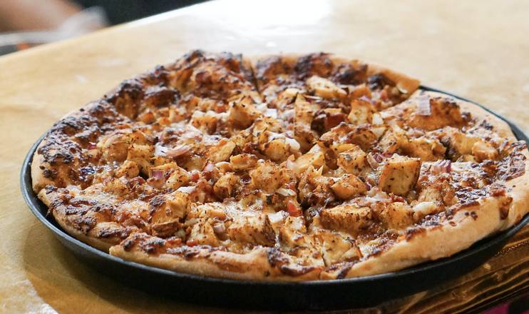 Order Lg. BBQ Chicken Pizza food online from TailGate Brewery Chattanooga store, Chattanooga on bringmethat.com