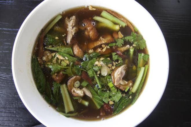 Order B08. Roasted Duck Noodle Soup food online from New Thai Elephant store, San Mateo on bringmethat.com