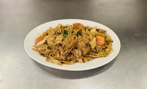 Order 59. Pad Kee Mao (Drunken Noodles) food online from Mahar Thai Taste store, Saint Paul on bringmethat.com