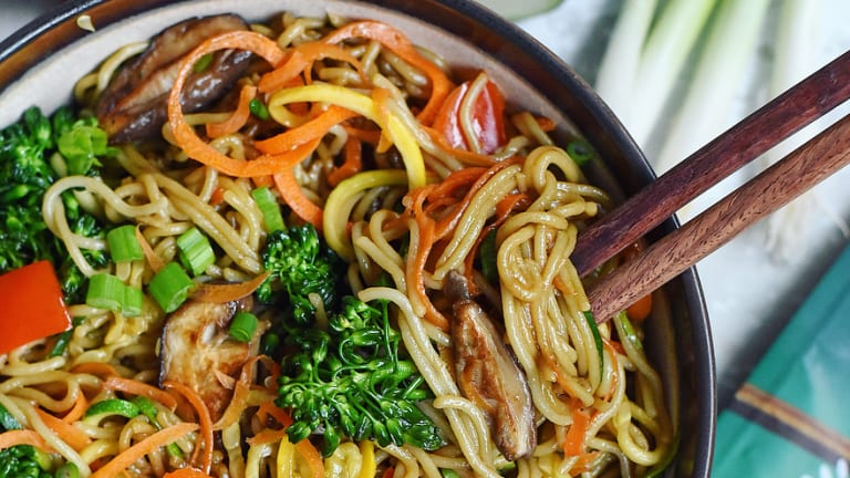 Order 43. Vegetable Lo Mein food online from Chungwah store, Baltimore on bringmethat.com