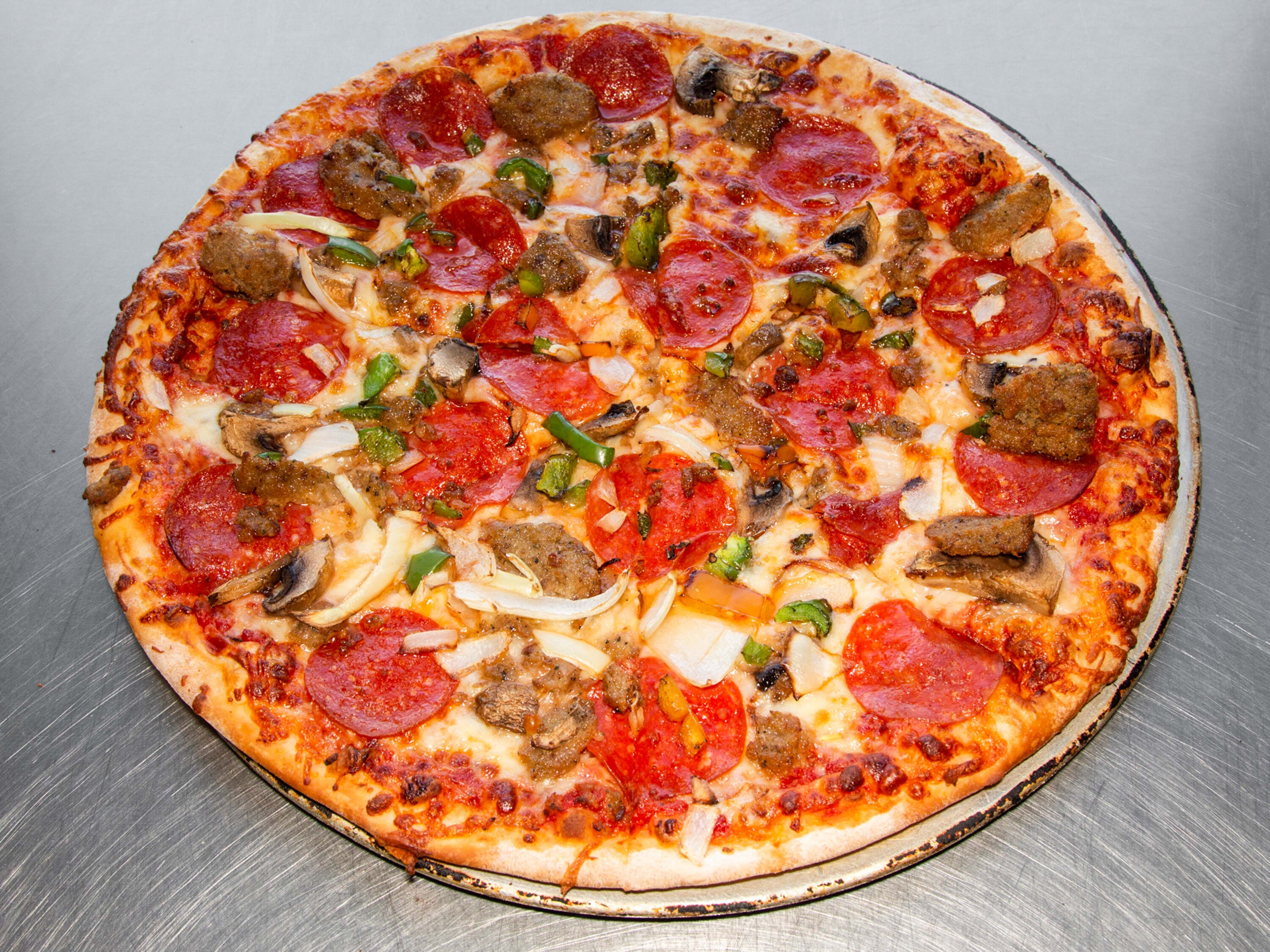 Order Supreme Medium Pizza food online from Mom & Pop Pizza & Subs store, California on bringmethat.com