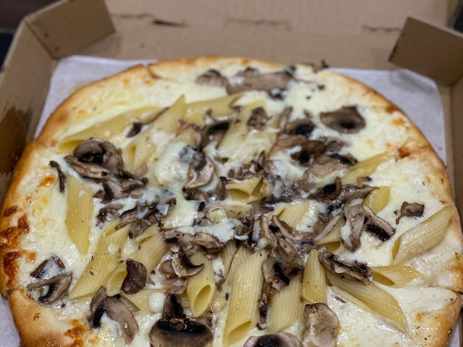 Order 10" Personal Alfredo Pizza food online from Shalom Pizza store, Los Angeles on bringmethat.com