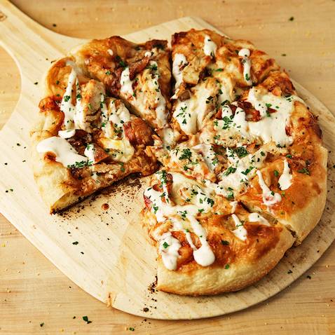 Order Grilled Chicken Pizza food online from Sorriso-Bar Celona store, Pasadena on bringmethat.com