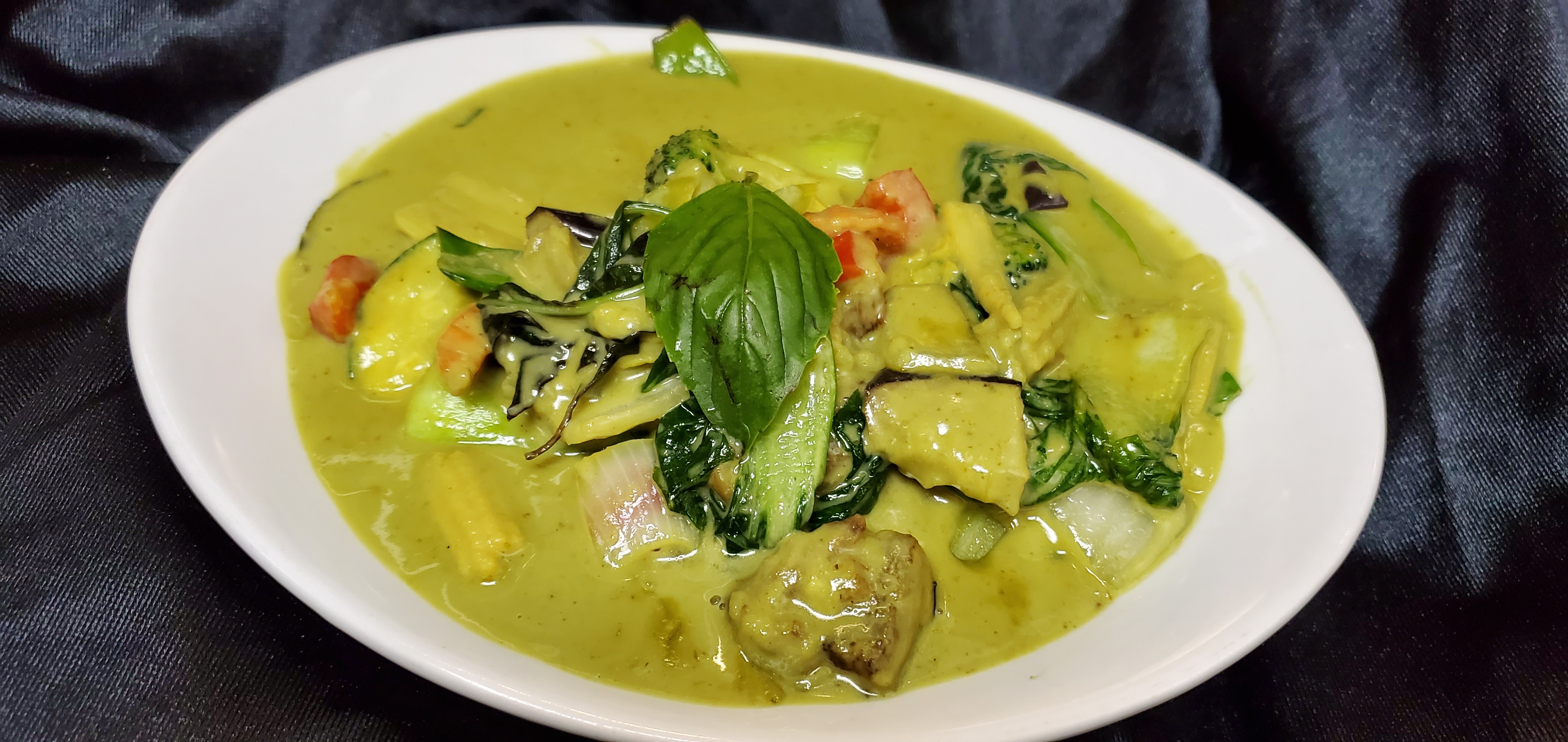 Order Green Curry Vegetable Dinner food online from Spice Route store, Parsippany on bringmethat.com