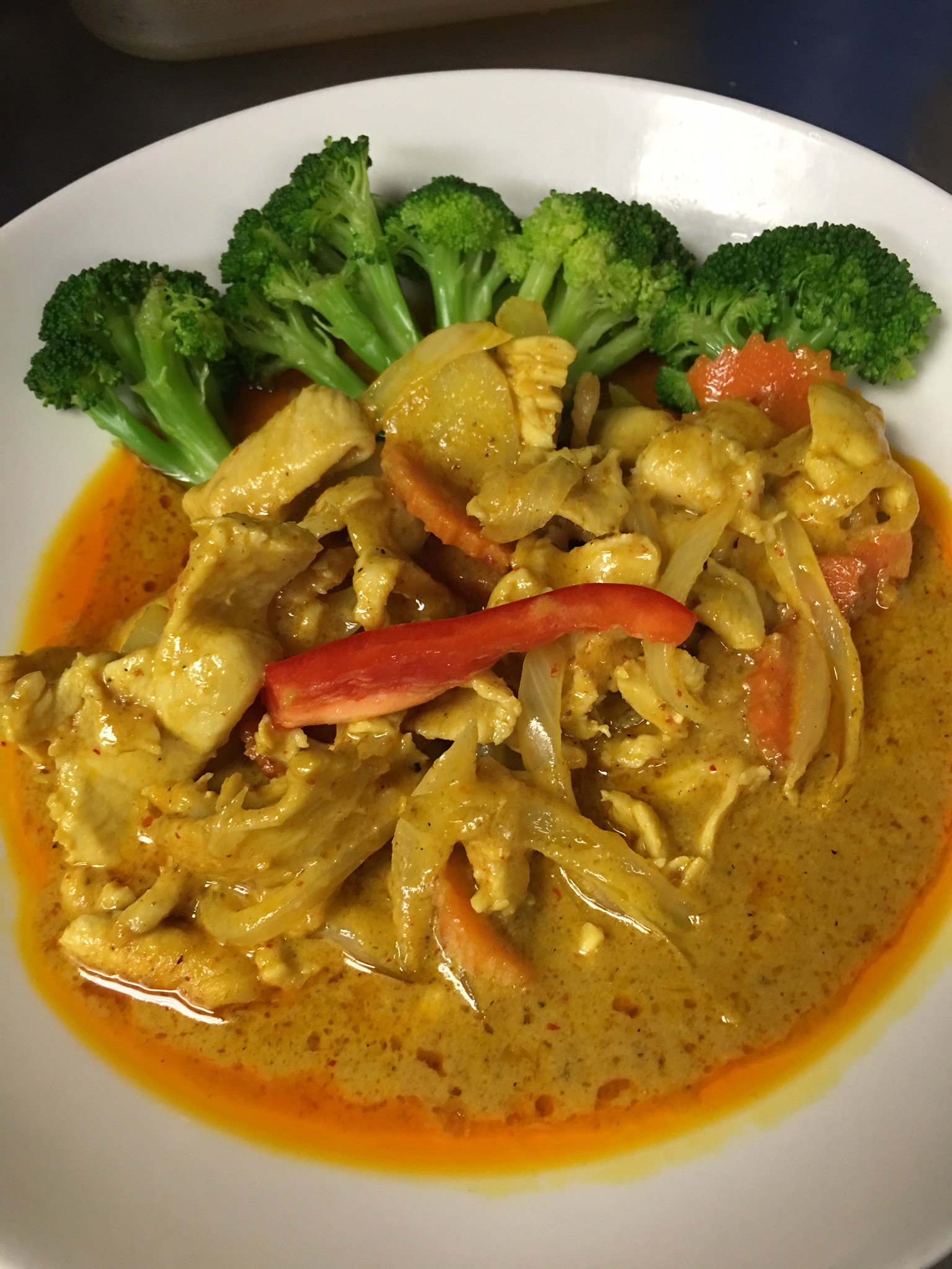 Order Mussaman Yellow Curry Chicken Lunch food online from Haad Thai store, Washington on bringmethat.com